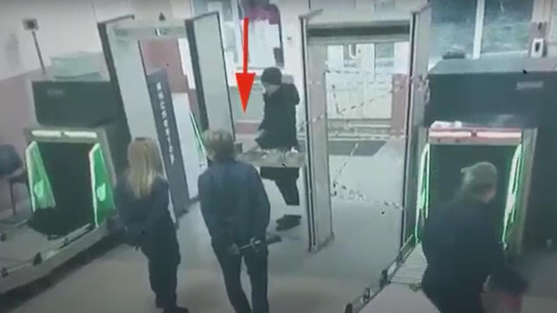 На вокзале девушка в короткой юбке попалась на камеру чуваку