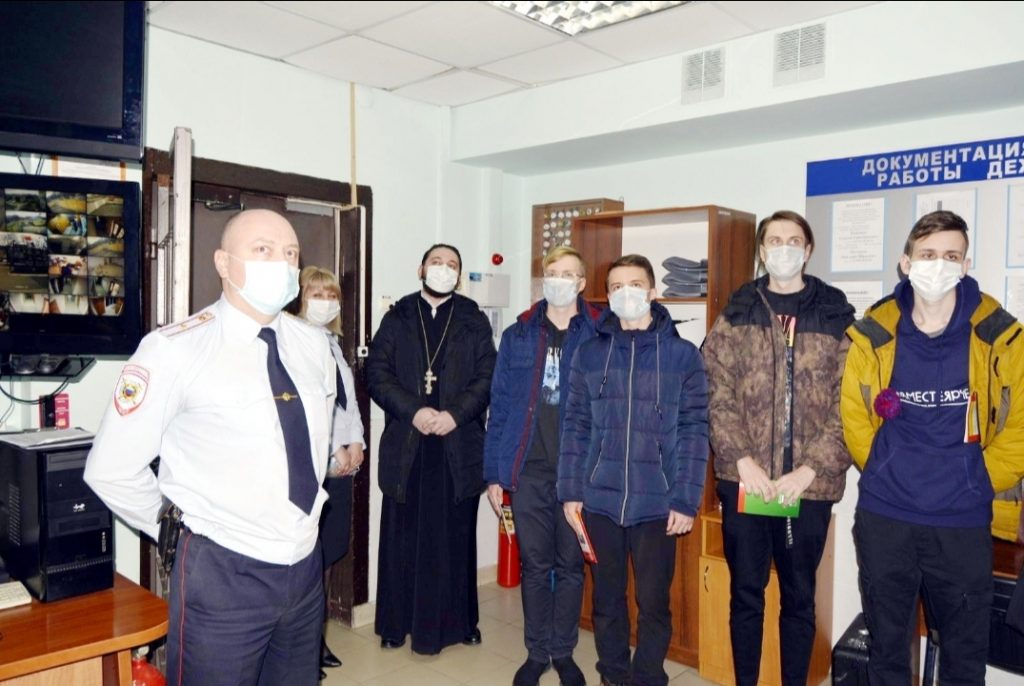 Полицейские Железноводска провели в отделе внутренних дел экскурсию для школьников