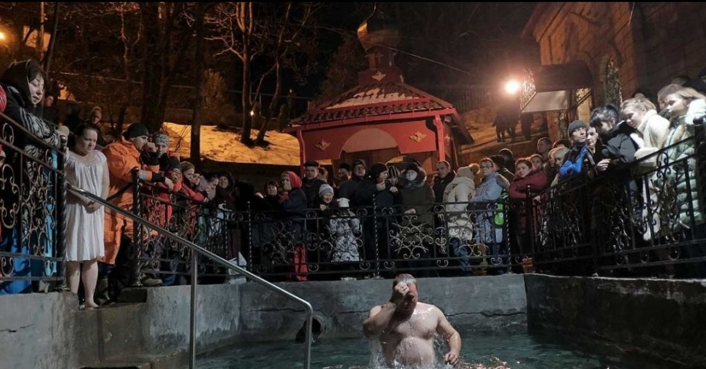 Минувшей ночью в регионах СКФО прошли Крещенские купания: православные массово окунулись в ледяные реки Северного Кавказа