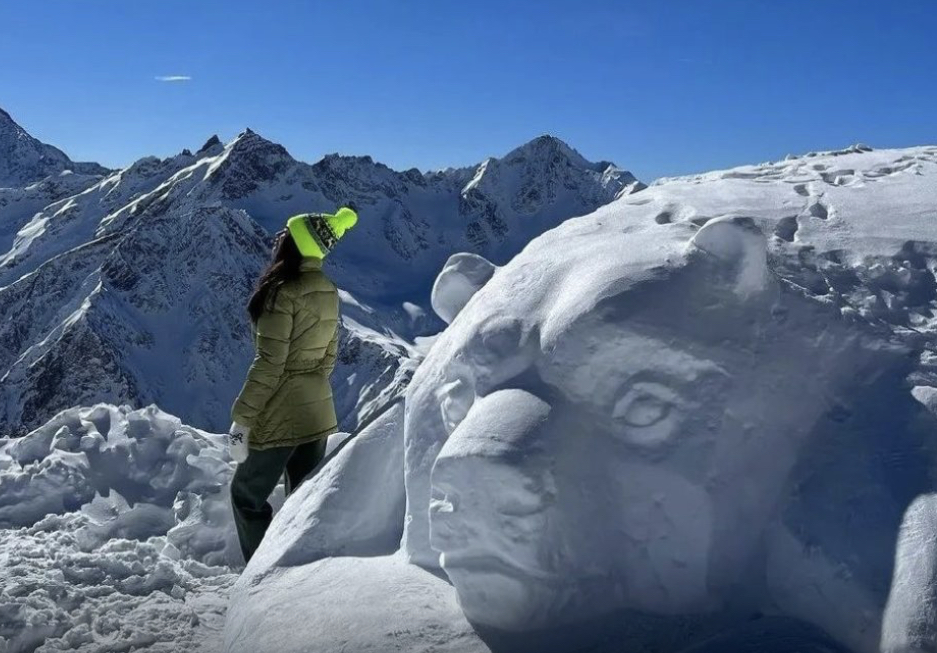 Необычные снежные скульптуры создали ставропольцы на Эльбрусе 