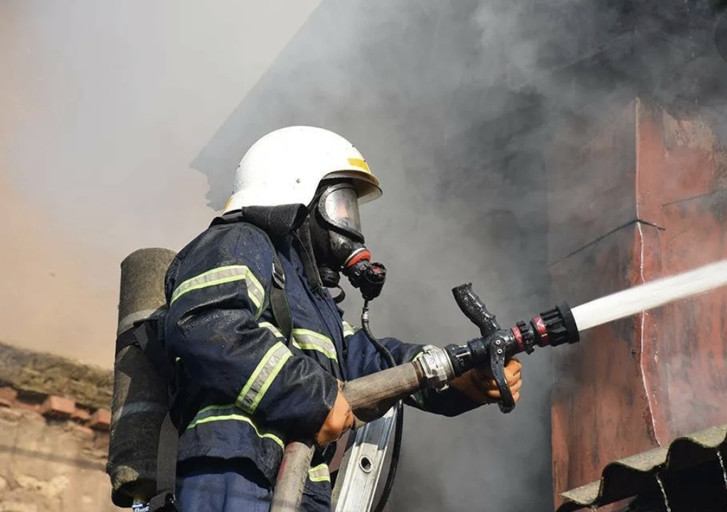Пожарные Петровского округа потушили горящую баню 