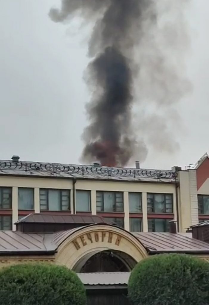 в центре Пятигорска горит многоэтажное жилое здание