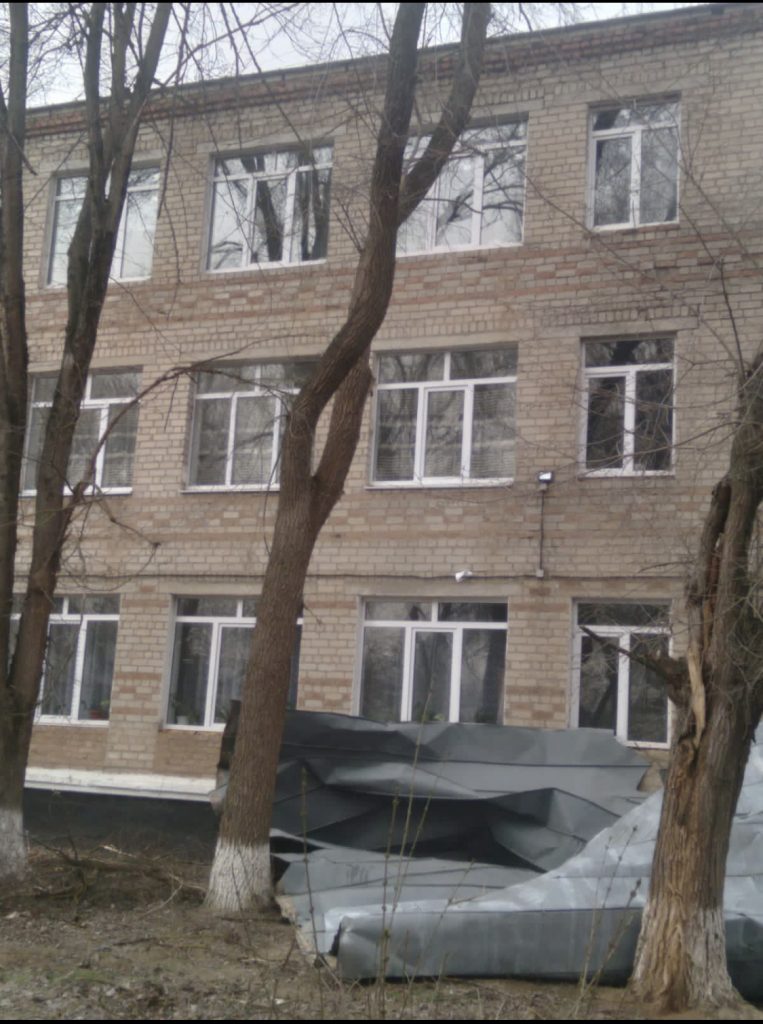  Ураганный ветер снёс крышу школы и оставил дома без света на Ставрополье 