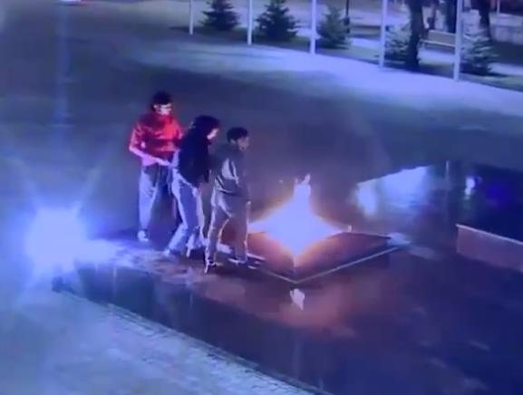 В Невинномысске молодые люди справили нужду на мемориал Вечный огонь