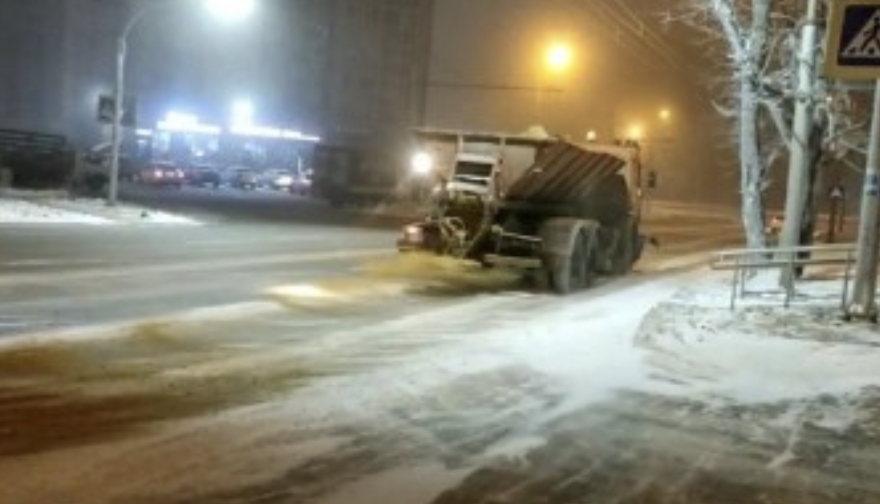Коммунальщики расчищают улицы краевого центра от снега 