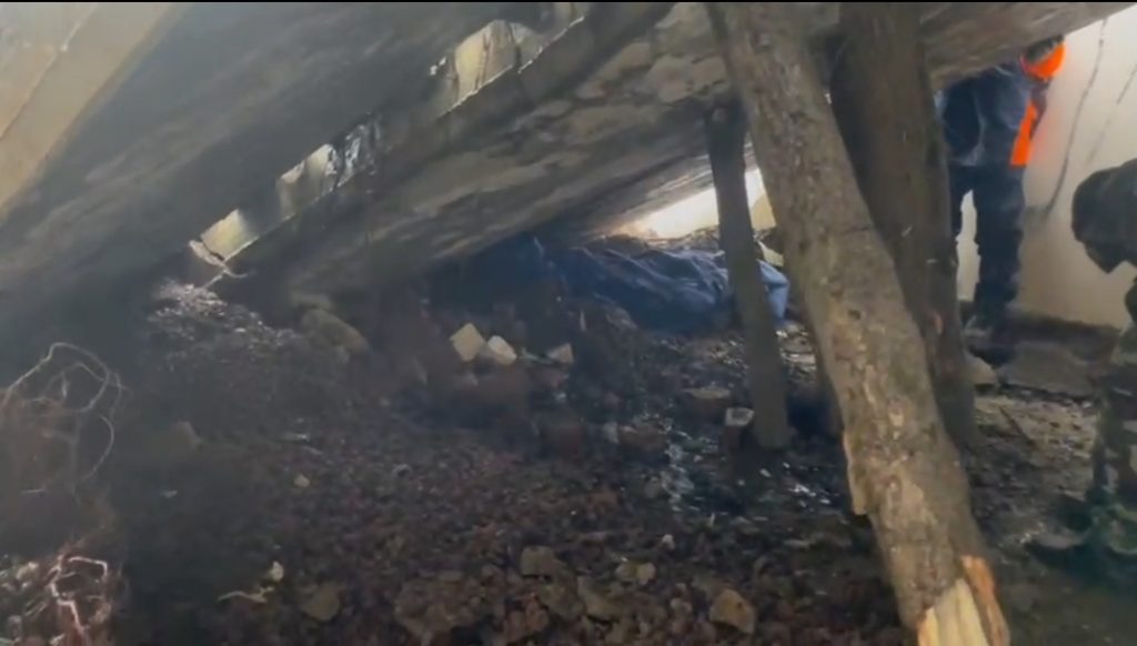 На Ставрополье спасатели вытаскивают ребёнка из-под завала