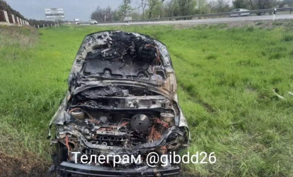 Машина сгорела после аварии под Ставрополем 