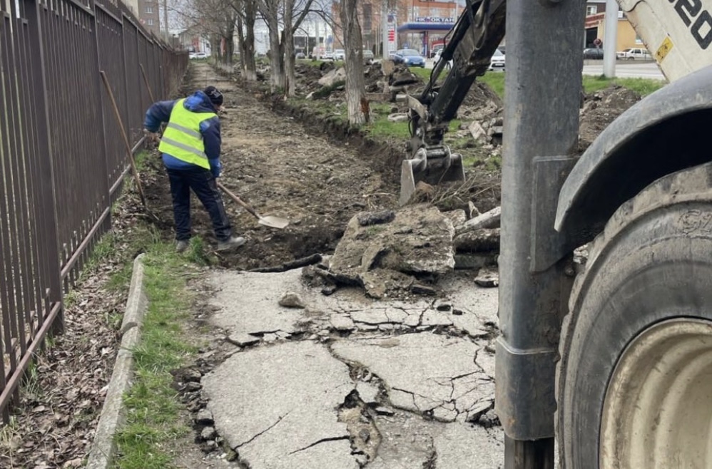 В Ставрополе обновляют тротуар по улице Серова  