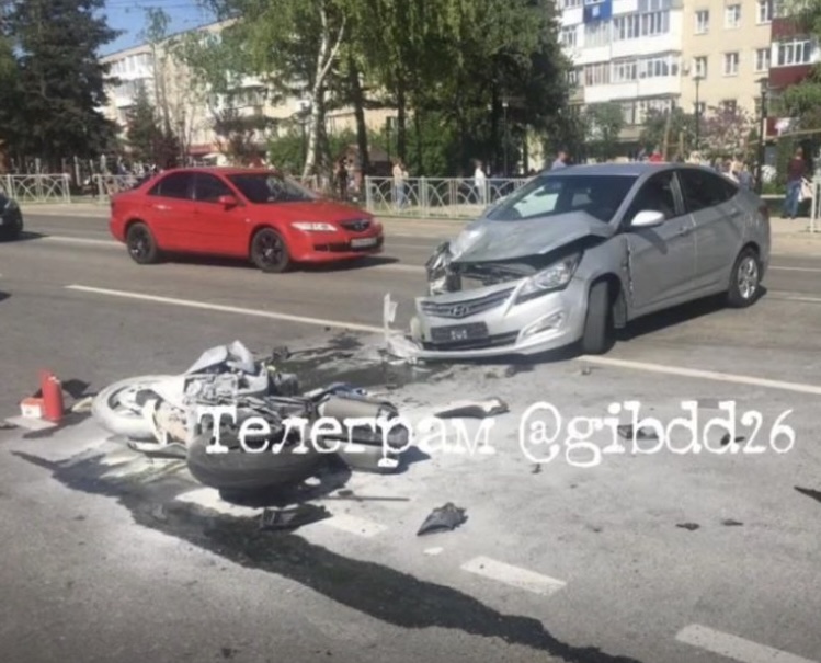 Мотоциклист травмировал плечо во время ДТП в Ставрополе 