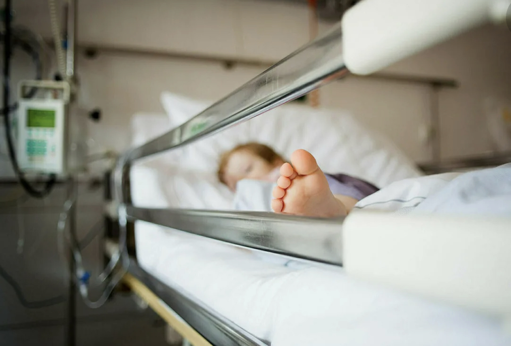 Трое детей из Невинномысска попали в больницу из-за отравления щелочью 