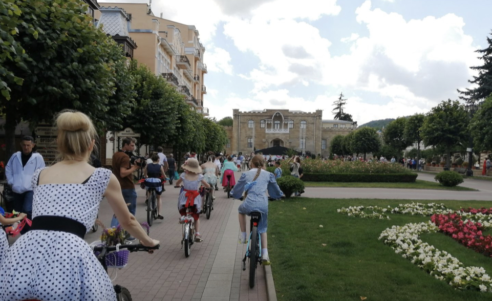 Дамы на велосипедах и в ретро-нарядах проехались по Кисловодску 