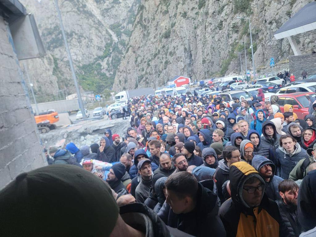 Россиянам, пытающимся уехать в Грузию, разрешили переходить границу пешком