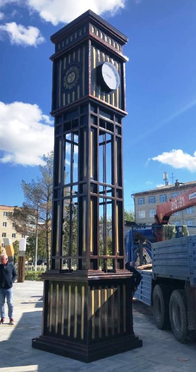 В Невинномысске установили башню-часы высотой семь метров