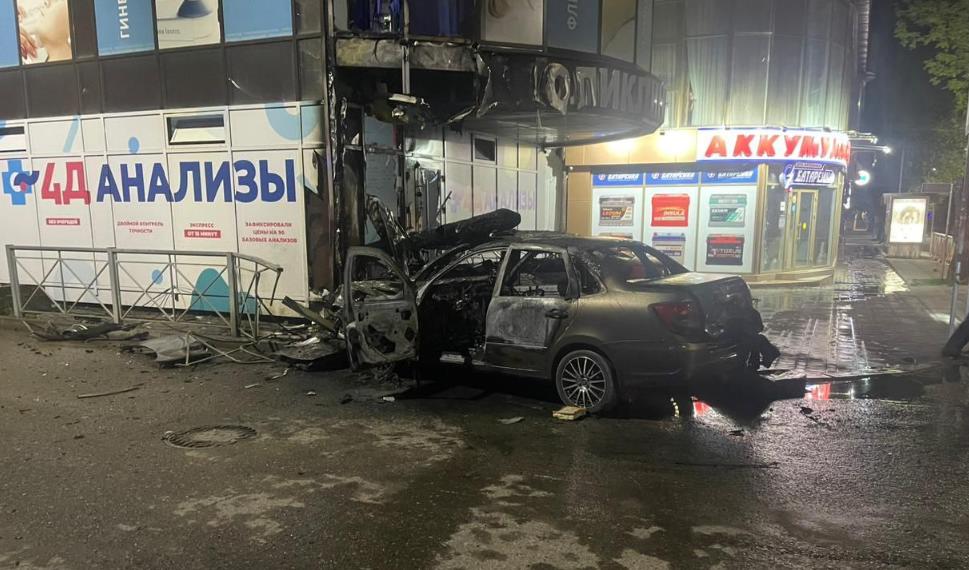 В Ессентуках водитель-бесправник спровоцировал столкновение, после чего загорелись автомобили и здание