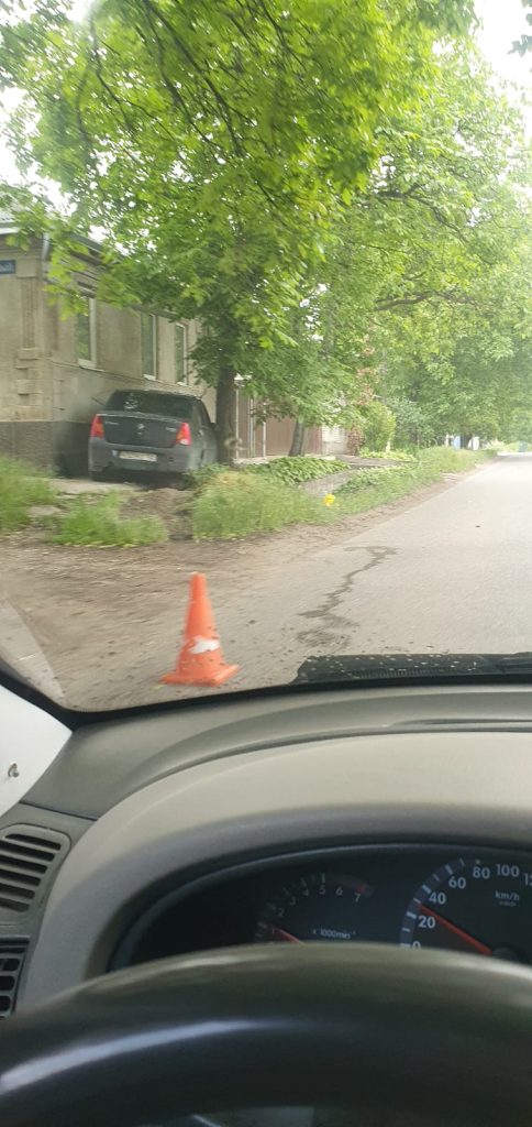 В Пятигорске небезопасная скорость в частном секторе привела к наезду автомобиля на пожилую женщину