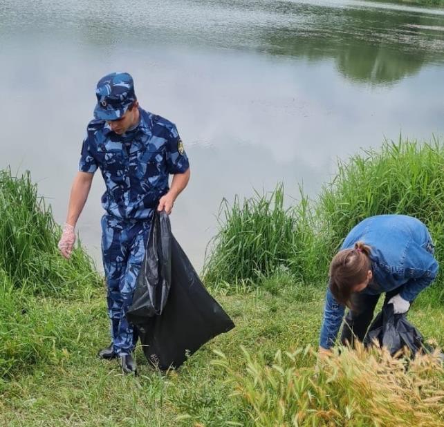 Осужденные исправительного центра совместно с сотрудниками учреждения стали волонтерами и очистили георгиевские водоемы