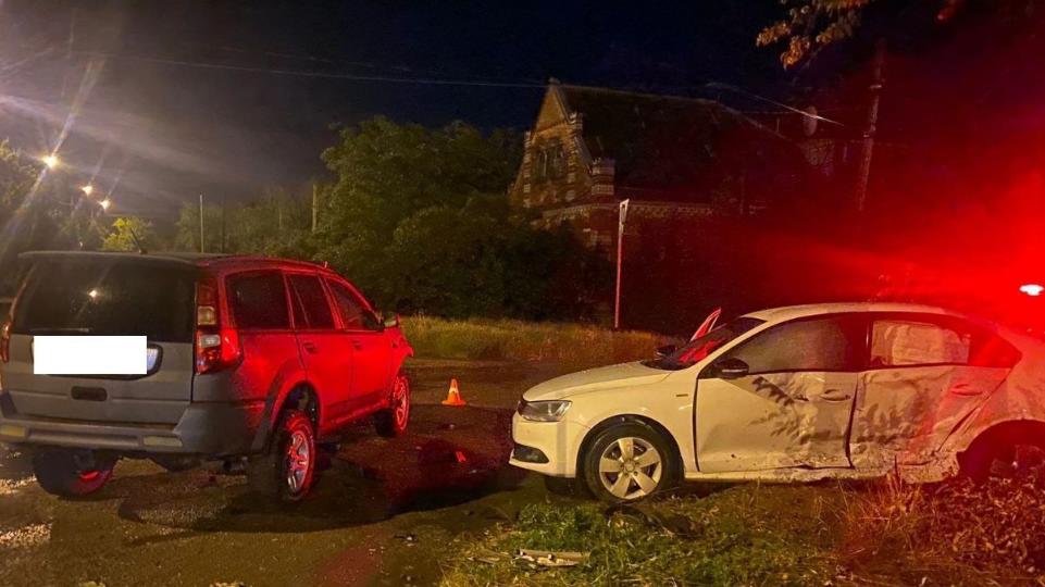 В Буденновске непредоставление преимущества в движении привело к столкновению двух автомобилей, пострадали 2 человека