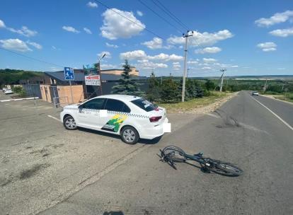 В Шпаковском округе невнимательный водитель такси совершил наезд на несовершеннолетнего велосипедиста