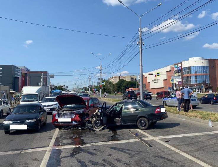 В Ставрополе нарушение правил расположения транспортного средства на проезжей части злостным нарушителем ПДД привело к тройному ДТП, пострадали 2 человека