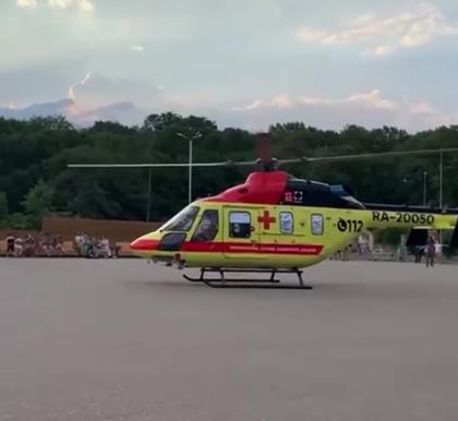 Чтоб спасти жизнь новорожденному, в парке Железноводска  вертолет посадили прямо в городском парке имени Станислава Говорухина