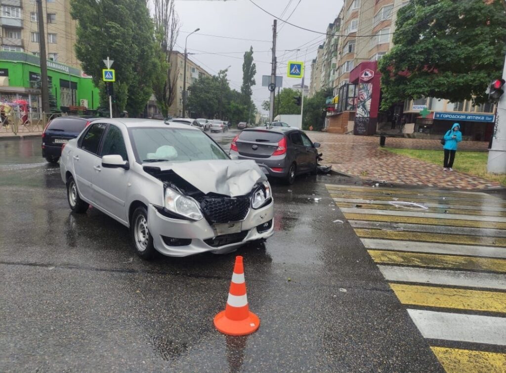 В Ставрополе в результате нарушения очерёдности проезда произошло столкновение автомобилей, пострадали 4 человека, в том числе младенец