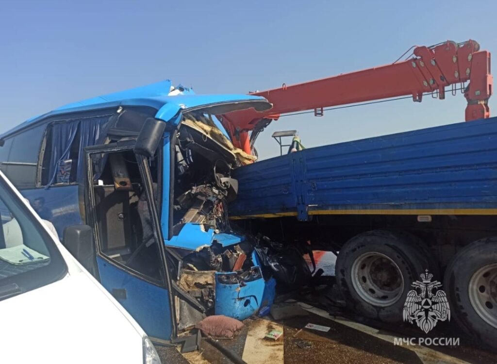 Пассажирский автобус столкнулся с грузовиком в Кабардино-Балкарии