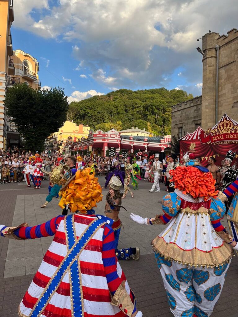 Сегодня по улицам Кисловодска прошла традиционная цирковая кавалькада
