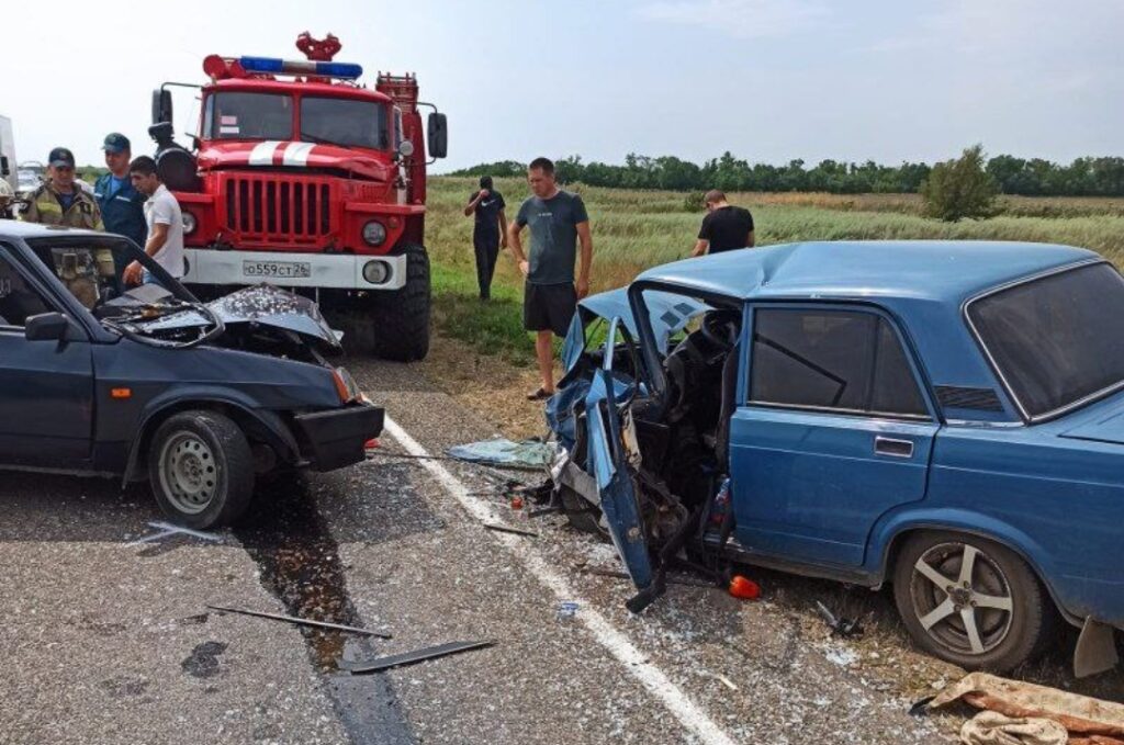 В Труновском округе нарушение правил обгона начинающим водителем привело к лобовому столкновению легковых автомобилей, пострадали 3 человека
