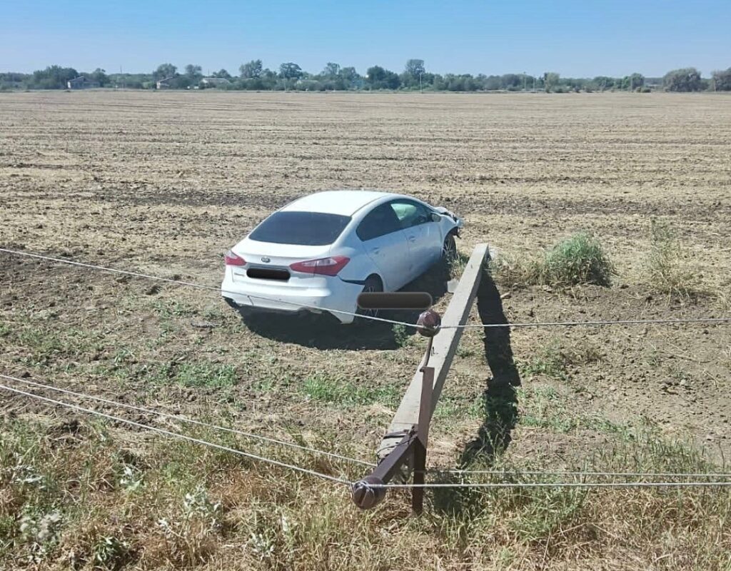 В Новоалександровском округе из-за небезопасной скорости автоледи съехала с дороги и перевернулась