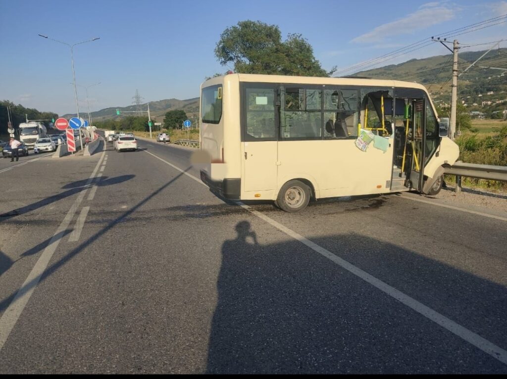 Вблизи Кисловодска произошло столкновение рейсового автобуса и легкового автомобиля, пострадали 3 человека
