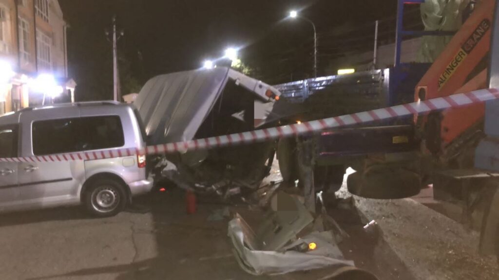В Предгорном округе техническая неисправность грузового транспорта привела к автоаварии с участием 5 автомобилей, пострадали 2 человека