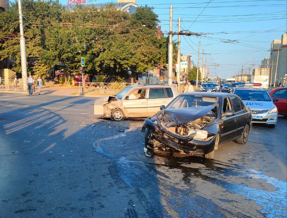 В Ставрополе нарушение очередности проезда привело к столкновению легковых автомобилей, пострадали 3 участника
