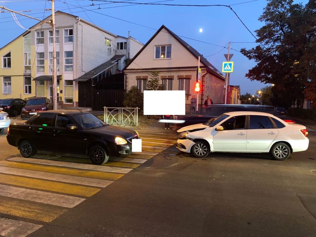 В Ставрополе проезд перекрестка на запрещающий сигнал светофора стал причиной столкновения двух автомобилей