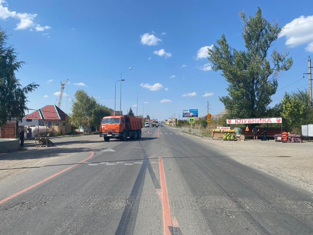 В поселке Вин-Сады водитель грузового транспорта совершил наезд на пешехода на "зебре", пешеход жив, но получил серьезные травмы